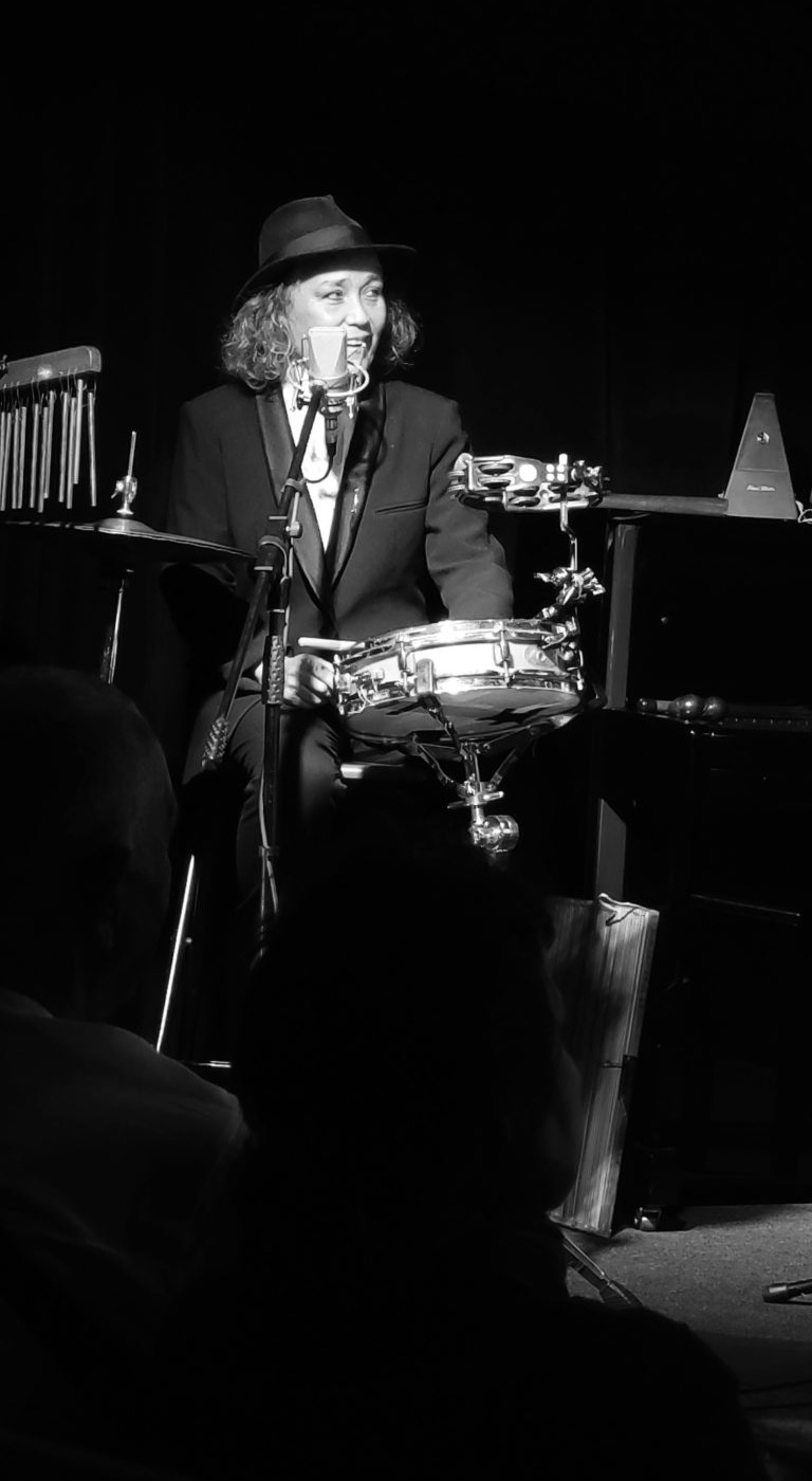 Claudine Tarby — percussionniste du Cabaret Pat'Jaune sur scène en noir et blanc