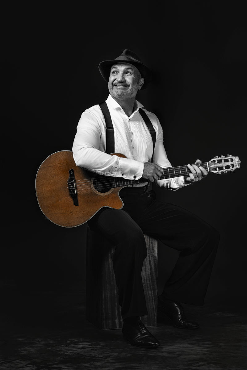 Michel Gonthier, guitariste et chanteur du Cabaret Pat'Jaune, en portrait studio