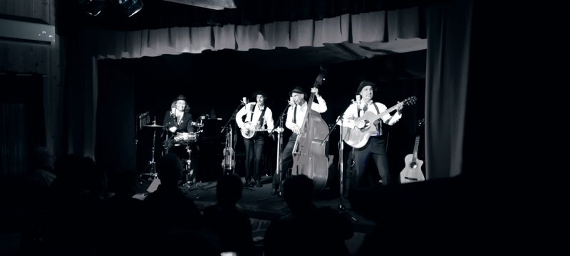 Musicien du Cabaret Pat'Jaune sur scène