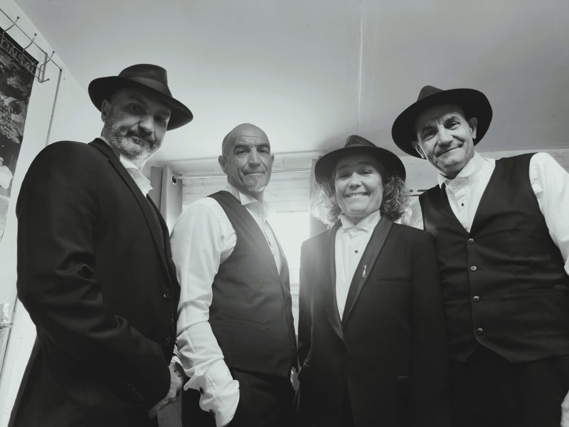 Musicien du Cabaret Pat'Jaune sur scène