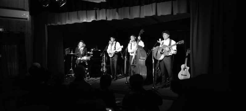 Musicien du Cabaret Pat'Jaune sur scène
