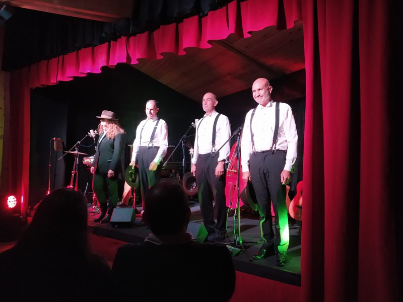 Musicien du Cabaret Pat'Jaune sur scène