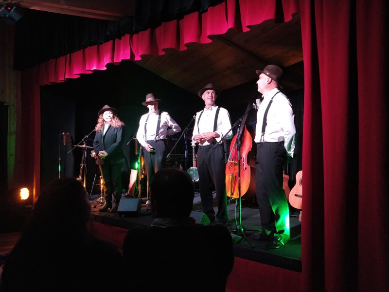 Musicien du Cabaret Pat'Jaune sur scène