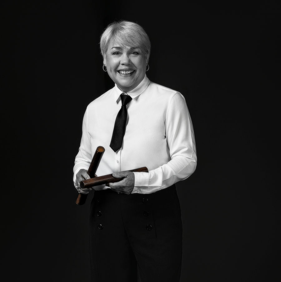 Linda Tarby, chanteuse et percussionniste du Cabaret Pat'Jaune