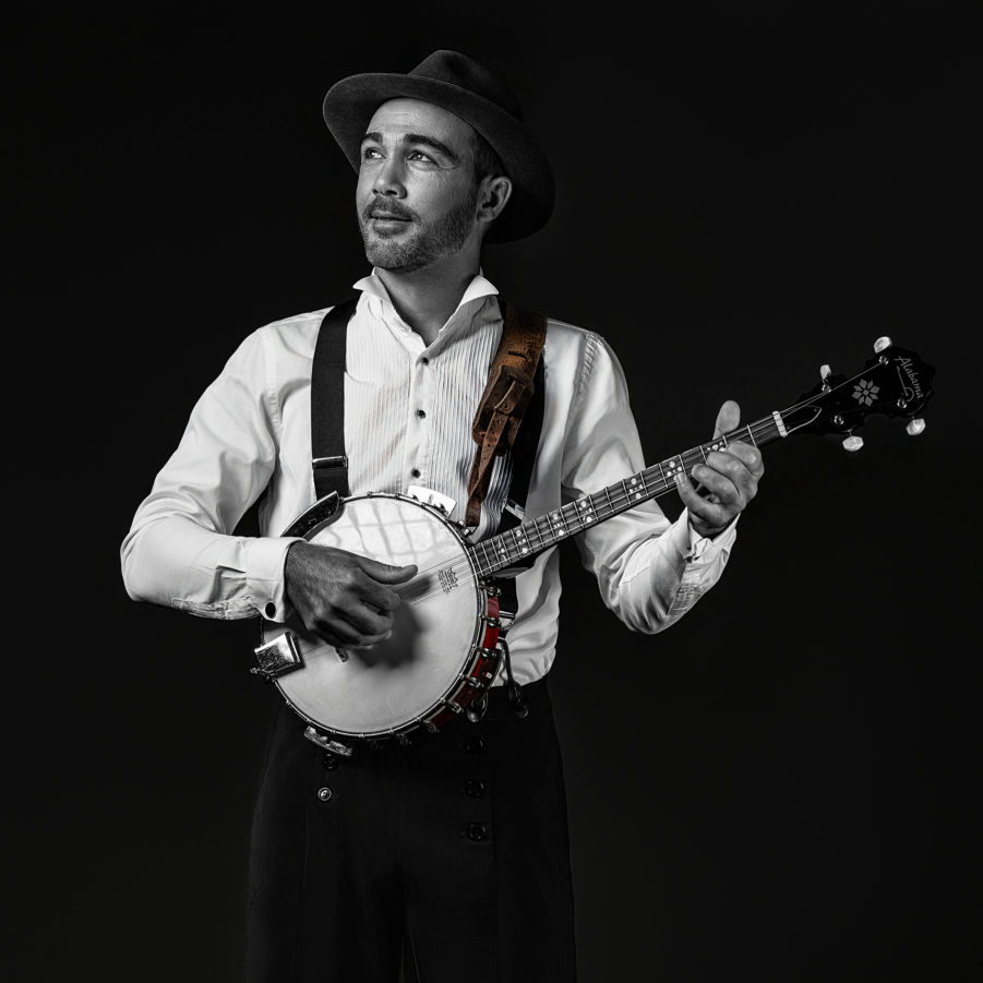 Loïc Dijoux-Payet, multi-instrumentiste du Cabaret Pat'Jaune